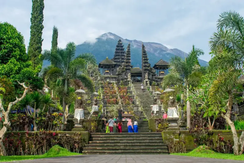 Bali Travel Guide - Stunning rice terraces and cultural experiences in Bali">