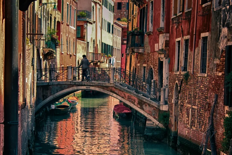 Venice photography: narrow alleyway in Venice